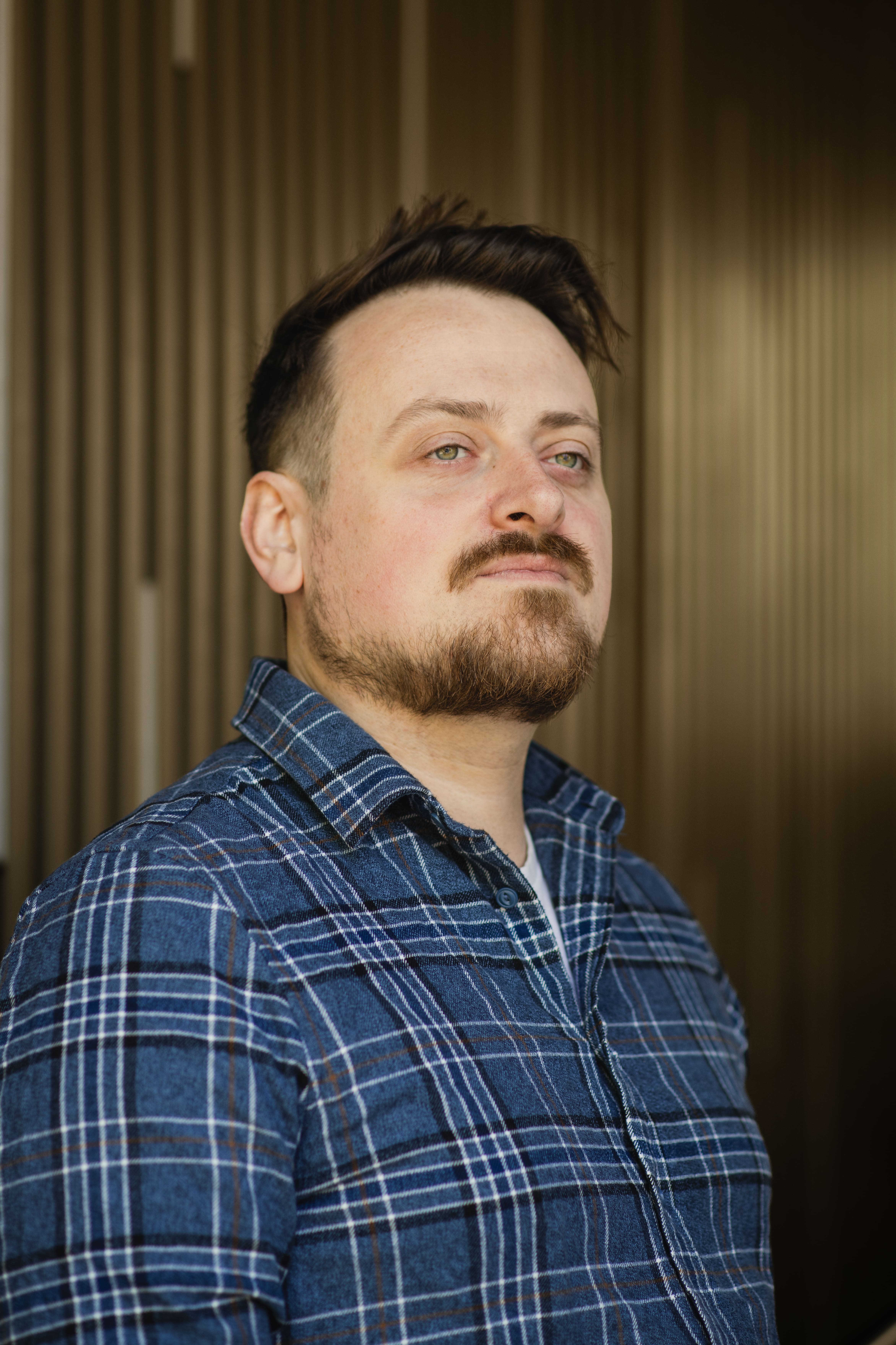 Profilbild oder neutraler Mikrofon-Platzhalter für John Paul Roßmy